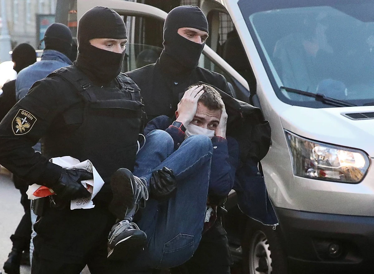 Redaktor naczelna agencji BiełaPAN Iryna Leuszyna, były naczelny Dzmitryj Naważyłau i księgowa Kaciaryna Bojewa są podejrzani o organizację i udział w działaniach poważnie naruszających porządek publiczny – poinformował w środę Komitet Śledczy Białorusi.