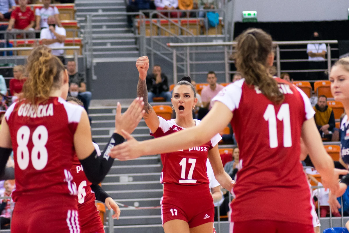 Biało-czerwone siatkarki rozegrają wieczorem pierwszy mecz mistrzostw Europy. W bułgarskim Płowdiwie zmierzymy się z Niemkami. Później czekają nas mecze z Czeszkami, Bułgarkami, Hiszpankami i Greczynkami. O potencjał i szanse naszej drużyny Patryk Serwański pytał byłego siatkarza, a dziś eksperta telewizyjnego - Damiana Dacewicza. 