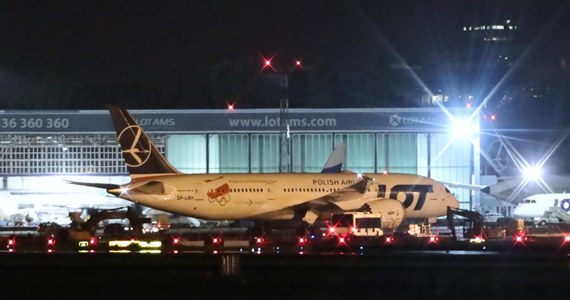 Samolot z ewakuowanymi Polakami i współpracownikami z Kabulu wylądował na lotnisku w Warszawie - wynika z danych serwisu Flightradar24.