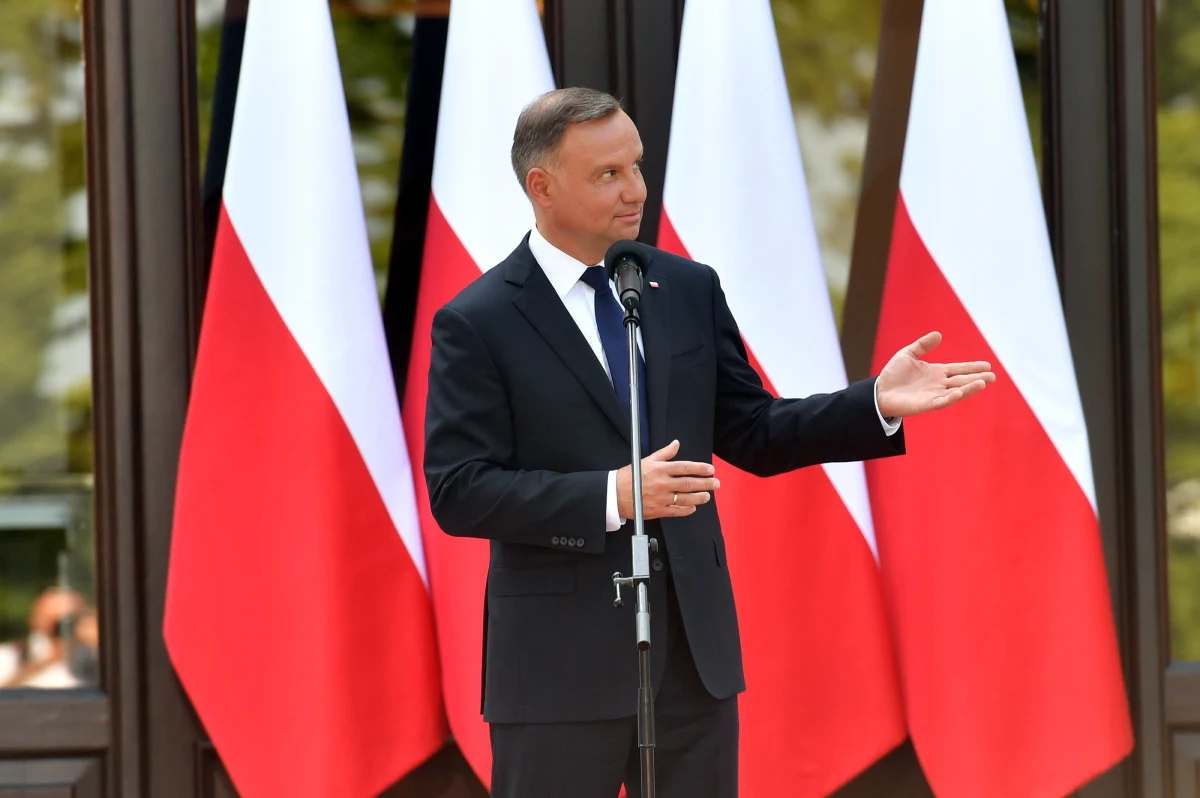 Prezydent Andrzej Duda podpisał postanowienie o użyciu polskiego kontyngentu wojskowego w Afganistanie; zgodnie z postanowieniem, które zostało opublikowane w piątek wieczorem w Monitorze Polskim, PKW może liczyć do 100 osób. Zadaniem polskiego kontyngentu wojskowego w Afganistanie będzie współpraca z siłami innych państw przy ewakuacji.

