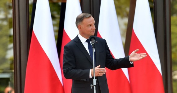 Prezydent Andrzej Duda podpisał postanowienie o użyciu polskiego kontyngentu wojskowego w Afganistanie; zgodnie z postanowieniem, które zostało opublikowane w piątek wieczorem w Monitorze Polskim, PKW może liczyć do 100 osób. Zadaniem polskiego kontyngentu wojskowego w Afganistanie będzie współpraca z siłami innych państw przy ewakuacji.
