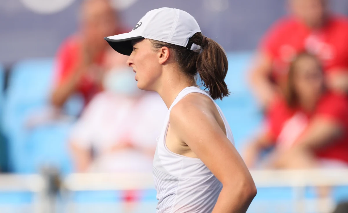 Rozstawiona z numerem szóstym Iga Świątek przegrała z tunezyjską tenisistką Ons Jabeur 3:6, 3:6 w 2. rundzie turnieju WTA w Cincinnati.