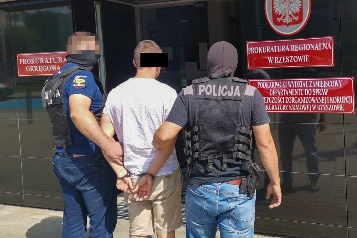 Funkcjonariusze Centralnego Biura Śledczego Policji wspólnie z Bieszczadzkim Oddziałem Straży Granicznej i ukraińską policją rozbili gang, który wyłudzał luksusowe auta i quady, a następnie sprzedawał je na Ukrainie. Zatrzymano 6 osób – 5 Polaków i obywatela Ukrainy. 