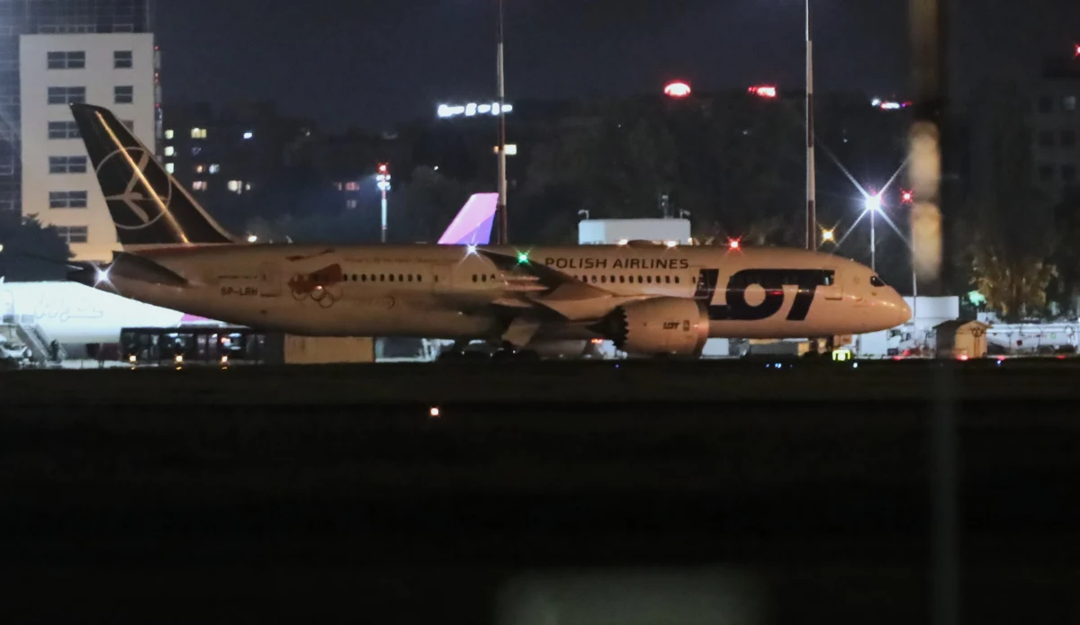 Przed godz. 10 w Warszawie wylądował kolejny cywilny samolot z grupą osób ewakuowanych z Afganistanu. Wczoraj na lotnisku Chopina lądował pierwszy z nich. Dreamliner leciał z Uzbekistanu. Do tego kraju ewakuowanych z lotniska w Kabulu przetransportował polski wojskowy Herkules.