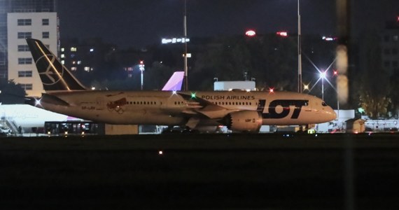 Przed godz. 10 w Warszawie wylądował kolejny cywilny samolot z grupą osób ewakuowanych z Afganistanu. Wczoraj na lotnisku Chopina lądował pierwszy z nich. Dreamliner leciał z Uzbekistanu. Do tego kraju ewakuowanych z lotniska w Kabulu przetransportował polski wojskowy Herkules.