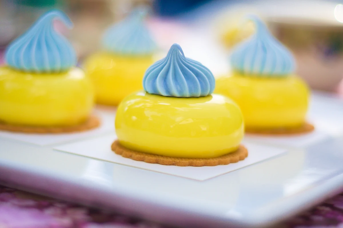 Od czwartku do soboty w Myślenicach odbywał się charytatywny SMYK FEST pod patronatem RMF FM. Cel tego wyjątkowego festiwalu to pomoc dla trójki chorych dzieci z Małopolski - Liliany, Magdy i Kacpra. Na scenie w czwartek zagrała Sanah, a w sobotę wystąpili Paula Roma i Krzysztof Zalewski. Wsparcie dla potrzebujących Smyków można było przekazywać na różne sposoby: kupując bilety - cegiełki na koncerty, uczestnicząc w internetowej zbiórce lub w aukcjach wyjątkowych przedmiotów przekazanych przez gwiazdy sceny i sportu. Na pomoc dzieciom przeznaczone będą też środki ze sprzedaży żółto-niebieskich eremefek - monodeserów przygotowanych przez Sylwię Bałę - mistrzynię cukiernictwa znaną z programu "Bake Off - Ale Ciacho!".