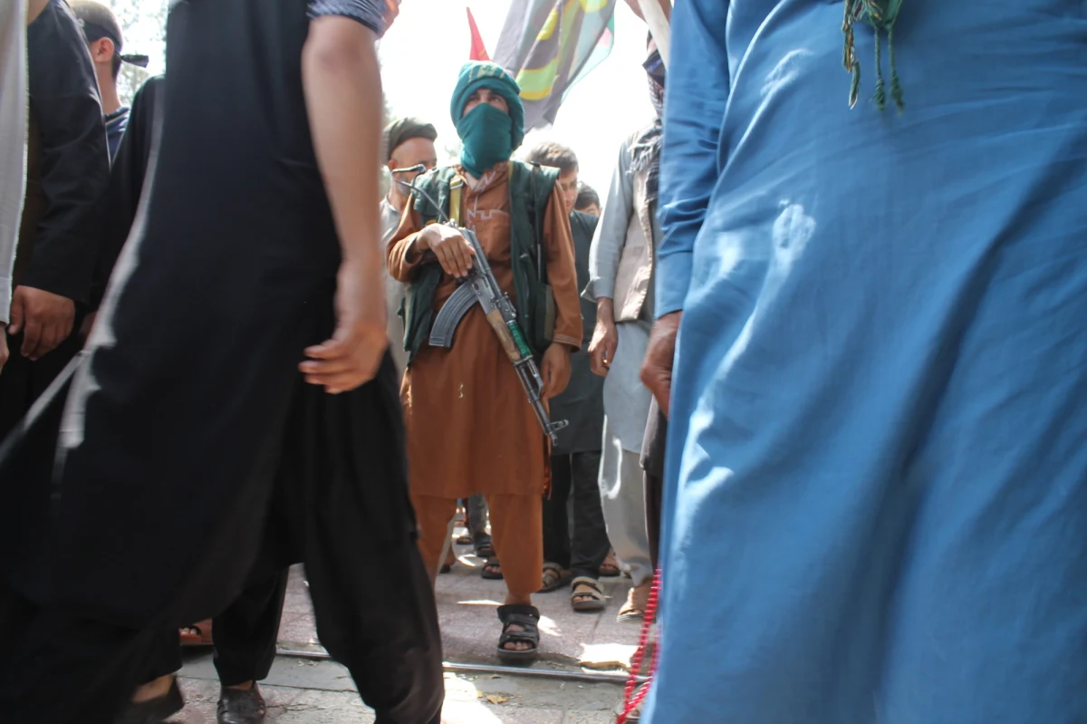 Talibowie, wbrew wcześniejszym deklaracjom, nie przepuszczają do lotniska uprawnionych do ewakuacji ludzi, biją ich i strzelają w powietrze - informuje w czwartek Agencja Reutera. Od poniedziałku międzynarodowe lotnisko w Kabulu jest kontrolowane przez amerykańskie wojsko. USA domagają się swobodnego dostępu do lotniska dla uciekinierów. Trudna sytuacja jest także w mieście Asadabad - tam zorganizowano demonstrację z okazji dnia niepodległości. Wiec został ostrzelany przez talibów, a ludzie wpadli w panikę. Są ofiary śmiertelne - przekazał Agencji Reutera świadek wydarzeń.