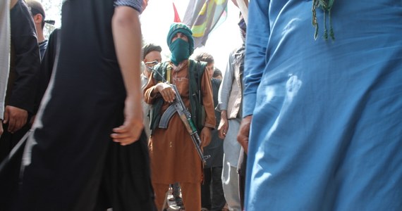 Talibowie, wbrew wcześniejszym deklaracjom, nie przepuszczają do lotniska uprawnionych do ewakuacji ludzi, biją ich i strzelają w powietrze - informuje w czwartek Agencja Reutera. Od poniedziałku międzynarodowe lotnisko w Kabulu jest kontrolowane przez amerykańskie wojsko. USA domagają się swobodnego dostępu do lotniska dla uciekinierów. Trudna sytuacja jest także w mieście Asadabad - tam zorganizowano demonstrację z okazji dnia niepodległości. Wiec został ostrzelany przez talibów, a ludzie wpadli w panikę. Są ofiary śmiertelne - przekazał Agencji Reutera świadek wydarzeń.