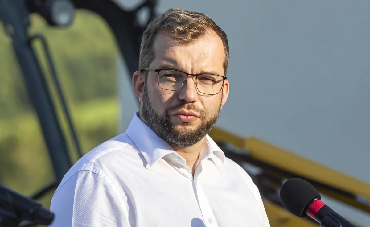 ​Minister rolnictwa Grzegorz Puda zwolnił pracującego w resorcie od 20 lat urzędnika. Jak informuje "Gazeta Wyborcza", urzędnik ma dostać wypowiedzenie z pracy za "naruszenie obowiązków służbowych". Powodem ma być zdarzenie na początku sierpnia z lotniska - minister nie zdążył się odprawić, bo nie miał zarezerwowanej tzw. obsługi VIP.