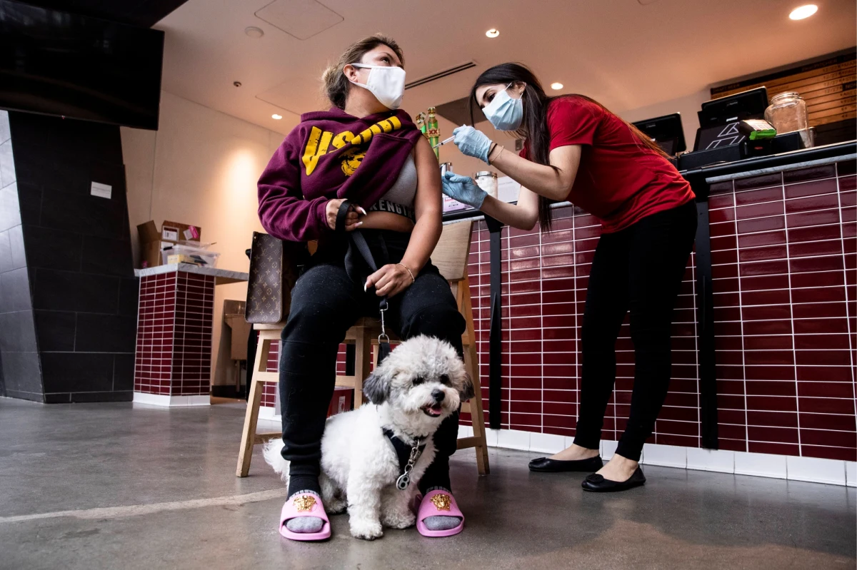 Wczesny etap kampanii szczepień przeciwko Covid-19, do drugiego tygodnia maja, zapobiegł w Stanach Zjednoczonych około 3 milionom zachorowań na Covid-19 i uratował życie nawet 140 tys. osób - piszą na stronie internetowej czasopisma "Health Affairs" naukowcy z organizacji RAND i Indiana University. Wyniki ich badań i symulacji wskazują na to, że dzięki szczepieniom przez pierwszych pięć miesięcy bieżącego roku, w poszczególnych stanach USA zmarło na Covid-19 o średnio 5 osób na 10 tys. mieszkańców mniej.