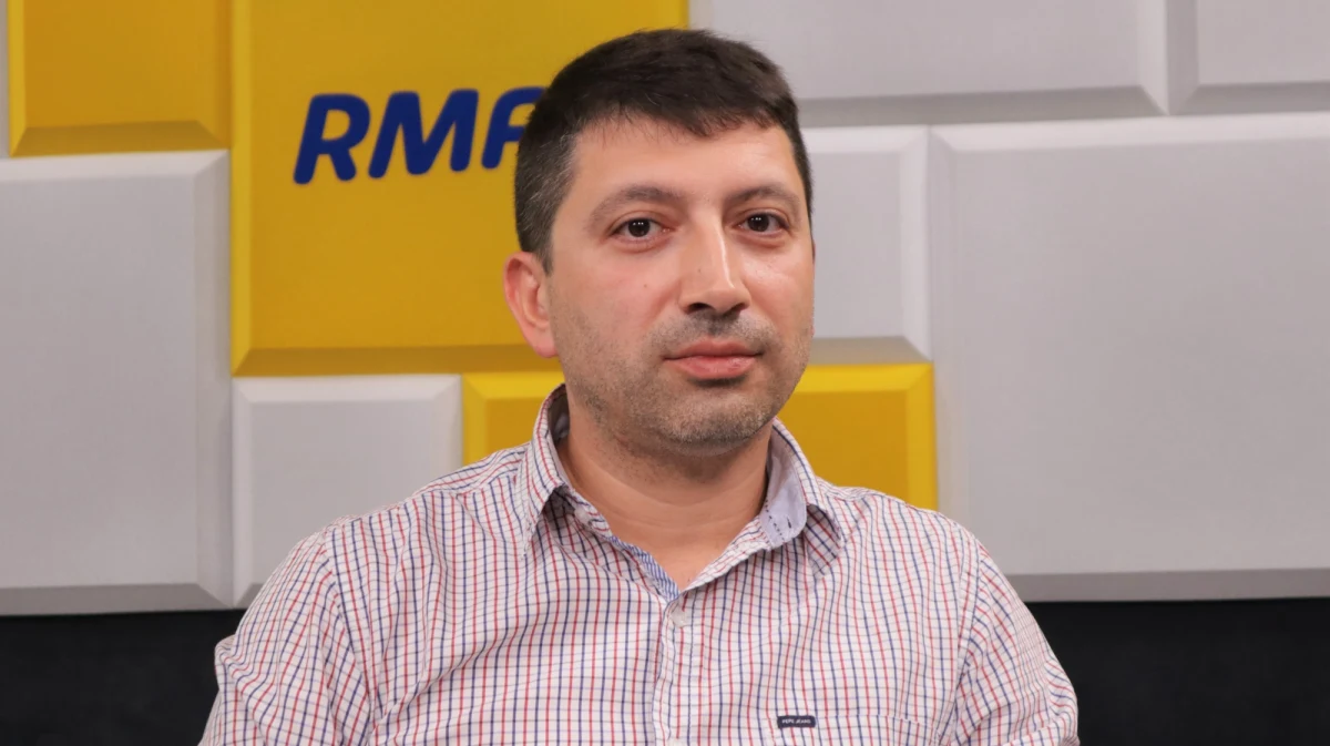 „Trzeba zrozumieć, że ten problem został sztucznie stworzony przez białoruskie władze, jako reakcja na sankcje i wsparcie białoruskiej opozycji przez Unię Europejską” – skomentował w Rozmowie w samo południe Lenur Kerymov sytuację na polsko-białoruskiej granicy. Tam od kilku dni koczują cudzoziemcy, których z jednej strony pilnuje polska Straż Graniczna, a z drugiej – białoruscy pogranicznicy nie pozwalają się im cofnąć. „Ludzie, którzy się znaleźli na granicy, to ofiary tego sporu” – dodaje prawnik z Helsińskiej Fundacji Praw Człowieka.