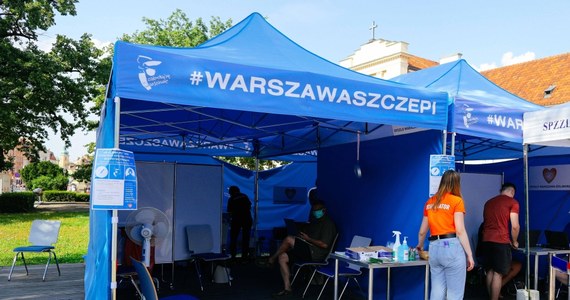 Gmina Podkowa Leśna w woj. mazowieckim jest liderem w prowadzonych przez Ministerstwo Zdrowia statystykach na największą liczbę osób zaszczepionych przeciw Covid-19 - poinformował Urząd Marszałkowski Województwa Mazowieckiego w Warszawie. Na drugim miejscu jest Warszawa.