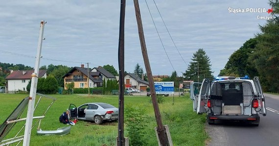 Policjanci z komisariatu w Skoczowie zatrzymali po pościgu sprawcę napadu na jeden ze sklepów w centrum Brennej. 30-latek podczas ucieczki samochodem stracił panowanie nad pojazdem i wpadł do rowu. Pojazd został uszkodzony, ale kierowcy nic się nie stało. Mężczyzna ma usłyszeć zarzuty rozboju, grozi mu kara do 12 lat więzienia.