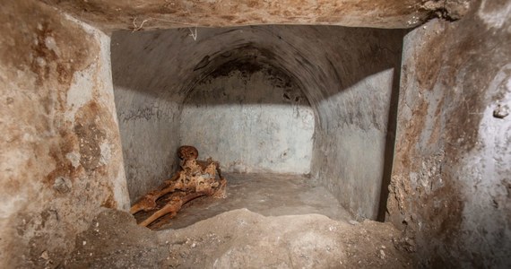 Archeolodzy okryli nowy, świetnie zachowany szkielet w miejscu nekropolii w starożytnych Pompejach. To szkielet ok. 60-letniego mężczyzny, na którego czaszce wciąż widać włosy. 
