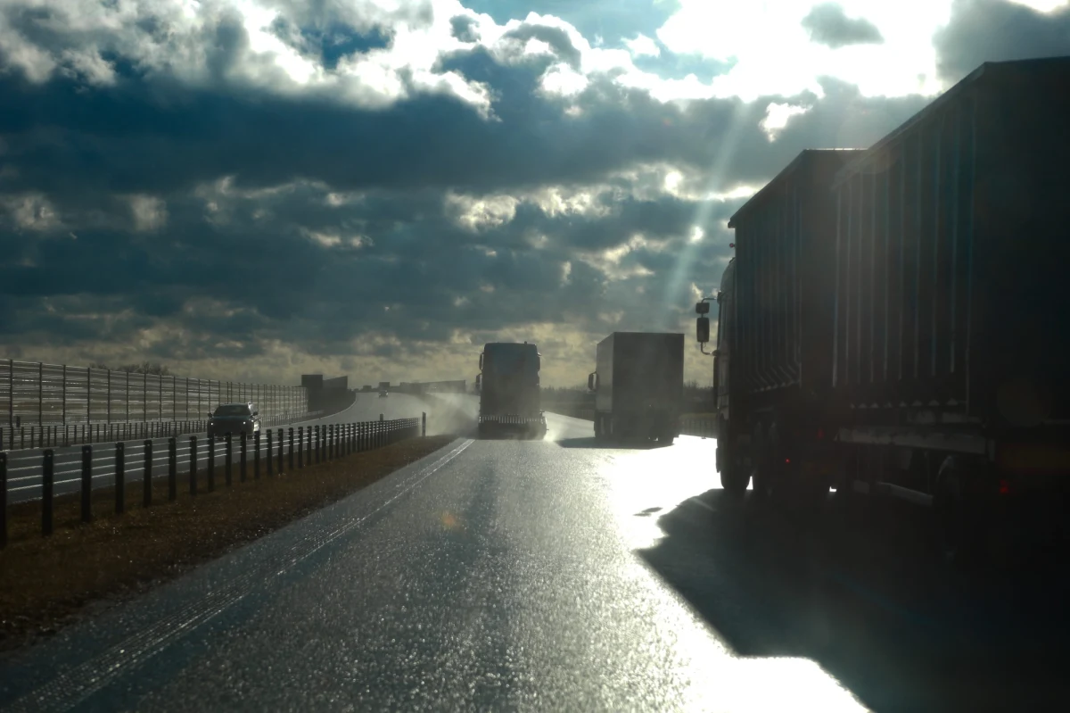Zagrożonych będzie kilkadziesiąt tysięcy miejsc pracy w branży transportowej, jeśli polskie przepisy nie będą dopasowane do unijnego Pakietu Mobilności - ostrzegają przedstawiciele przewoźników w liście do Ministerstwa Infrastruktury. Czego konkretnie oczekuje branża transportowa i dlaczego miejsca pracy w niej są zagrożone?