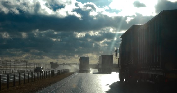 Zagrożonych będzie kilkadziesiąt tysięcy miejsc pracy w branży transportowej, jeśli polskie przepisy nie będą dopasowane do unijnego Pakietu Mobilności - ostrzegają przedstawiciele przewoźników w liście do Ministerstwa Infrastruktury. Czego konkretnie oczekuje branża transportowa i dlaczego miejsca pracy w niej są zagrożone?