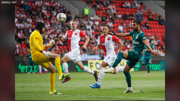 Legia remisuje w Pradze wbrew przeciwnościom losu

Mistrz Polski Legia Warszawa zremisował 2-2 z mistrzem Czech w pierwszym, wyjazdowym meczu IV rundy eliminacji Ligi Europy. Skazana na porażkę, prześladowana przez pecha Legia, ma wielki szanse na awans do drugich najważniejszych rozgrywek europejskich.

Mecz Legii Warszawa ze Slavią Praga można było przeżywać na wielu płaszczyznach. Podziwiać zaangażowanie i ofiarność teoretycznie skazanych na porażkę piłkarzy. Wychwalać cierpliwość, pracowitość i analityczny talent trenera Czesława Michniewicza. Zachwycać się walką z przeciwnościami losu i rzucanymi pod nogi kłodami wiernych kibiców mistrza Polski. Najlepiej jednak zebrać to wszystko do kupy i pokłonić się nisko piłkarzom Legii, jej trenerowi i kibicom za to, czego wczoraj wspólnie dokonali.
