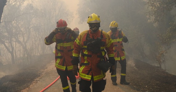Strażacy wciąż nie opanowali pożaru, który wybuchł w poniedziałek wieczorem w departamencie Var na francuskim Lazurowym Wybrzeżu. Udało im się spowolnić rozprzestrzenianie się ognia, ale na północy departamentu sytuacja jest wciąż niestabilna.