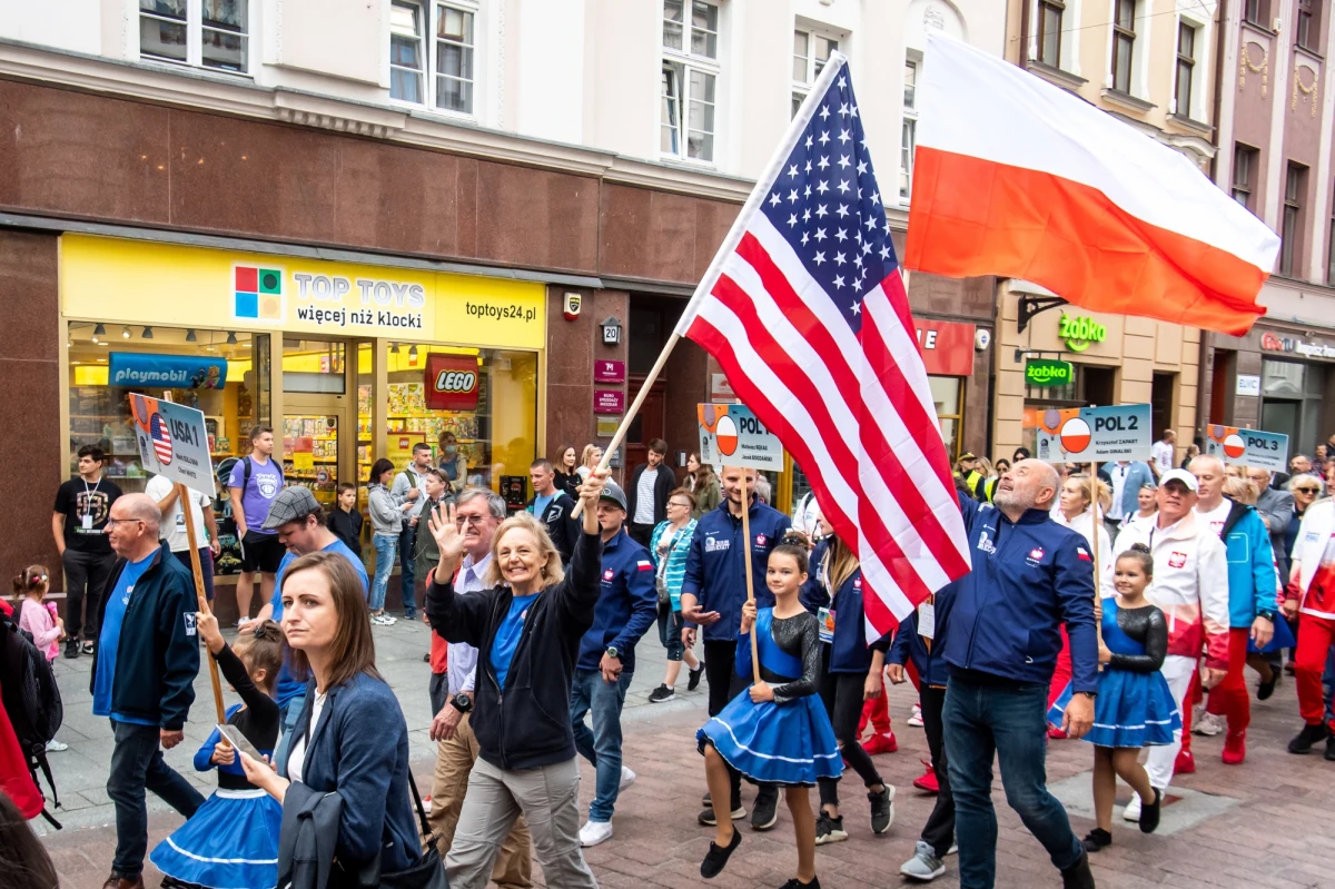 Puchar Gordona Bennetta został dziś wieczorem zainaugurowany paradą 15 załóg z sześciu państw w centrum Torunia. Najbardziej prestiżowe zawody balonowe globu wróciły do Polski po 85 latach. Start sportowej rywalizacji - w zależności od pogody - w sobotę lub niedzielę.