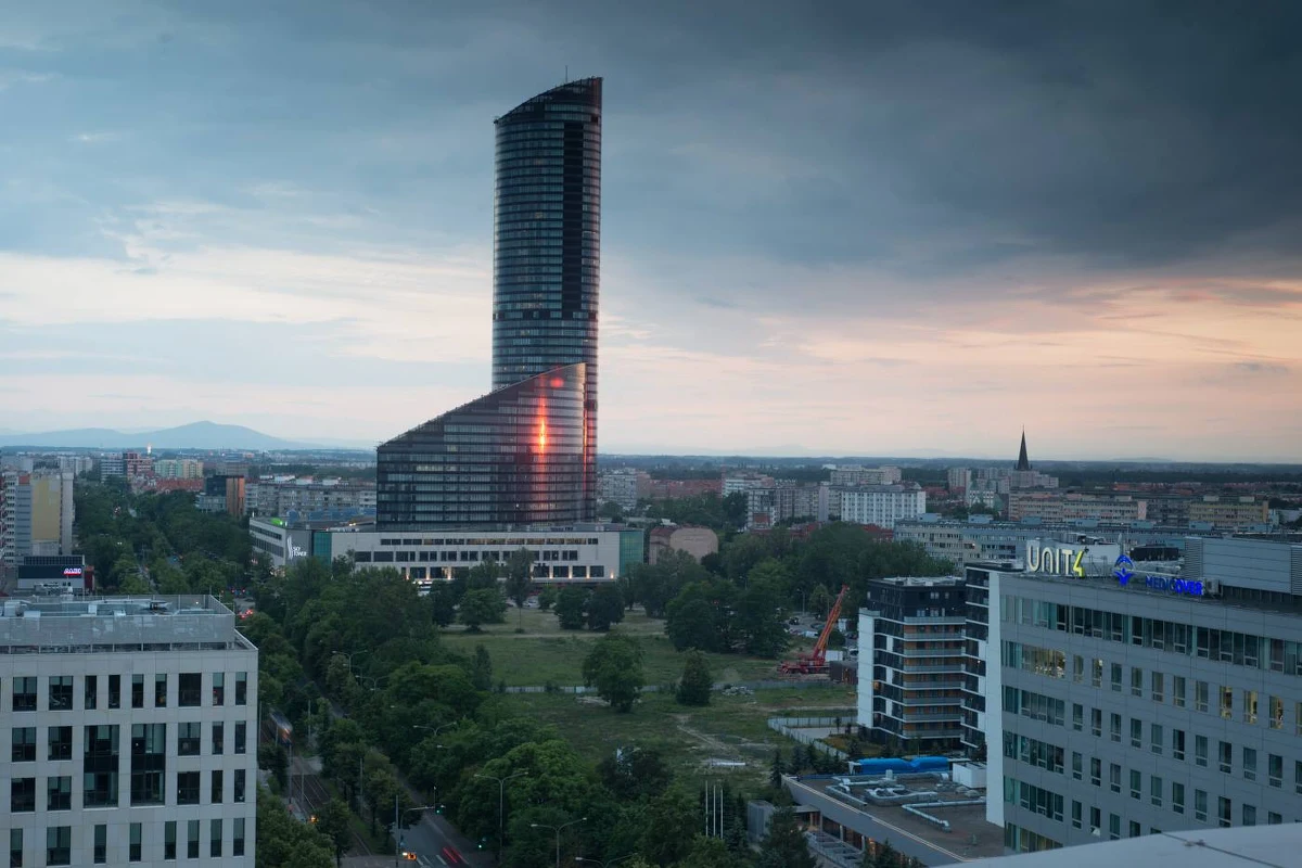 Sky Tower we Wrocławiu ma 51 pięter i wysokość 212 metrów. Budynek to jedna z największych turystycznych atrakcji miasta. To za sprawą punktu widokowego, który się tam mieści. Odwiedzają go wszyscy spragnieni oszałamiających widoków na panoramę Wrocławia i okolic. 