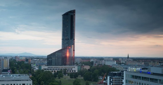 Sky Tower we Wrocławiu ma 51 pięter i wysokość 212 metrów. Budynek to jedna z największych turystycznych atrakcji miasta. To za sprawą punktu widokowego, który się tam mieści. Odwiedzają go wszyscy spragnieni oszałamiających widoków na panoramę Wrocławia i okolic. 