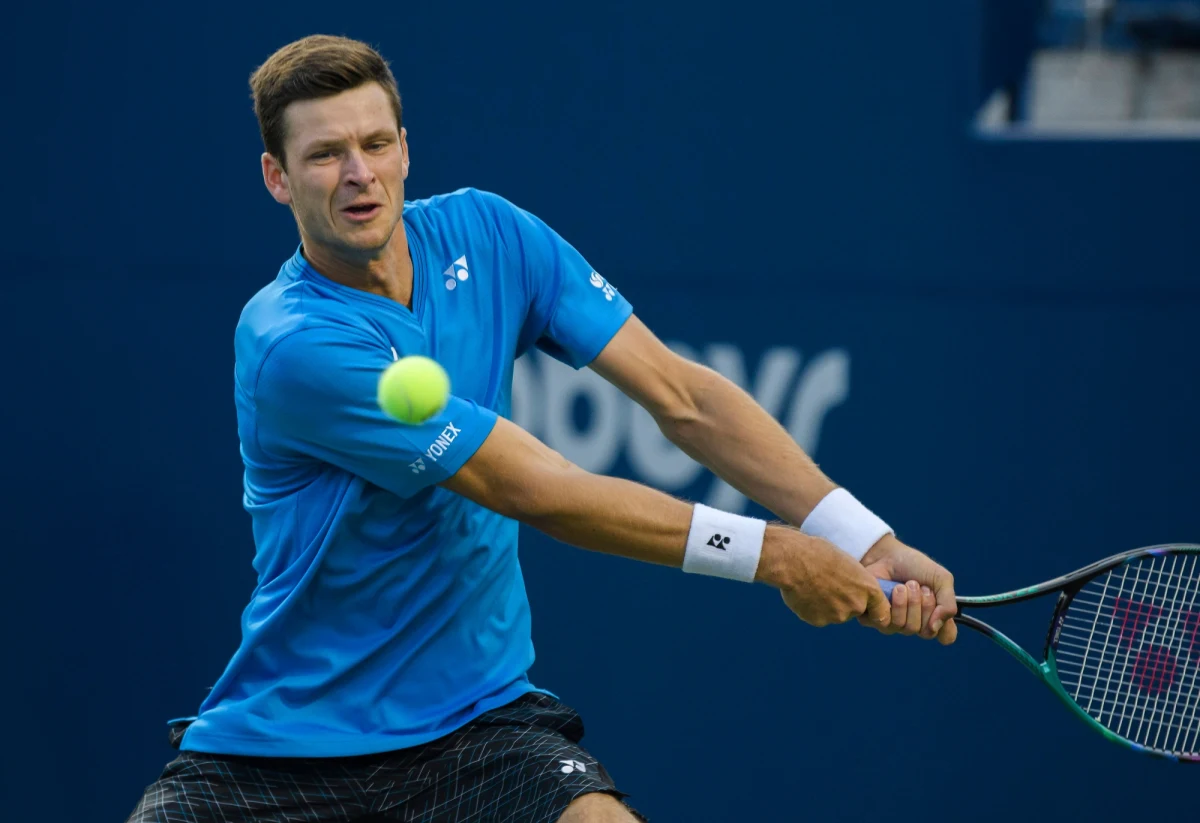 Hubert Hurkacz odpadł w 1/8 finału turnieju ATP Masters 1000 na twardych kortach w Cincinnati. Rozstawiony z numerem dziewiątym polski tenisista przegrał dziś z występującym z "siódemką" Hiszpanem Pablo Carreno Bustą 6:7 (6-8), 6:7 (3-7).