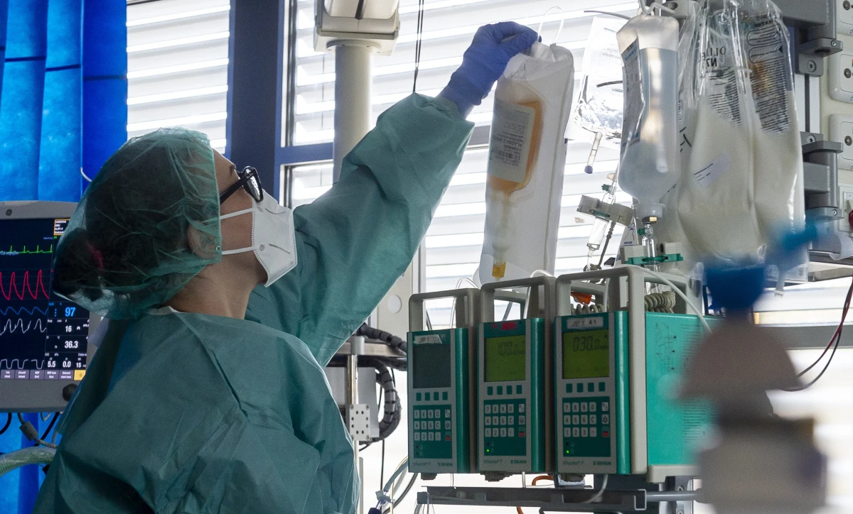 W związku z nasilającą się falą pacjentów zakażonych koronawirusem w teksańskich szpitalach zaczyna brakować miejsc. Sytuacja jest trudna zwłaszcza na oddziałach intensywnej opieki - podaje stacja CNN. 