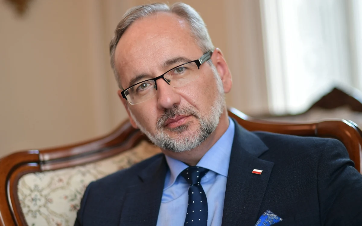 Dla niektórych grup społecznych szczepienia mogą być obowiązkowe - powiedział minister zdrowia Adam Niedzielski w rozmowie z "Rzeczpospolitą". Stwierdził także, że choć formalnie zostanie zniesiony w końcu obowiązek noszenia maseczek, to najpewniej będziemy je nosić jeszcze dłużej. 