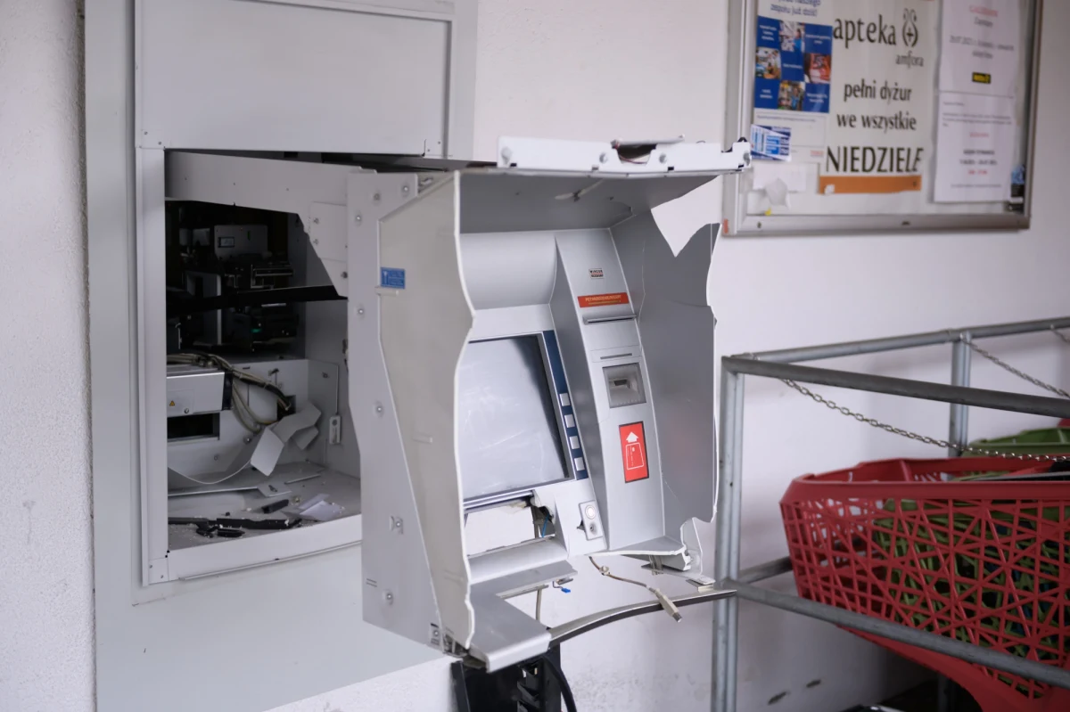 Policjanci szukają osób, które wysadziły bankomat w Kamionkach w powiecie poznańskim. Do incydentu doszło w nocy z czwartku na piątek. 