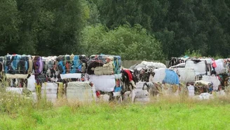 Chwaliszów: Sterta ubrań na polu. Mieszkańcy w strachu, gmina sprawdza ich przeznaczenie