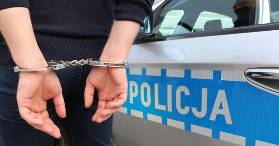 Aresztowano 47-latka, który grożąc nożem, zażądał pieniędzy od 55-latki. Pokrzywdzona uderzyła napastnika mopem do mycia podłóg i uciekła. Mężczyznę zatrzymały policjantki z Teresina (Mazowieckie).