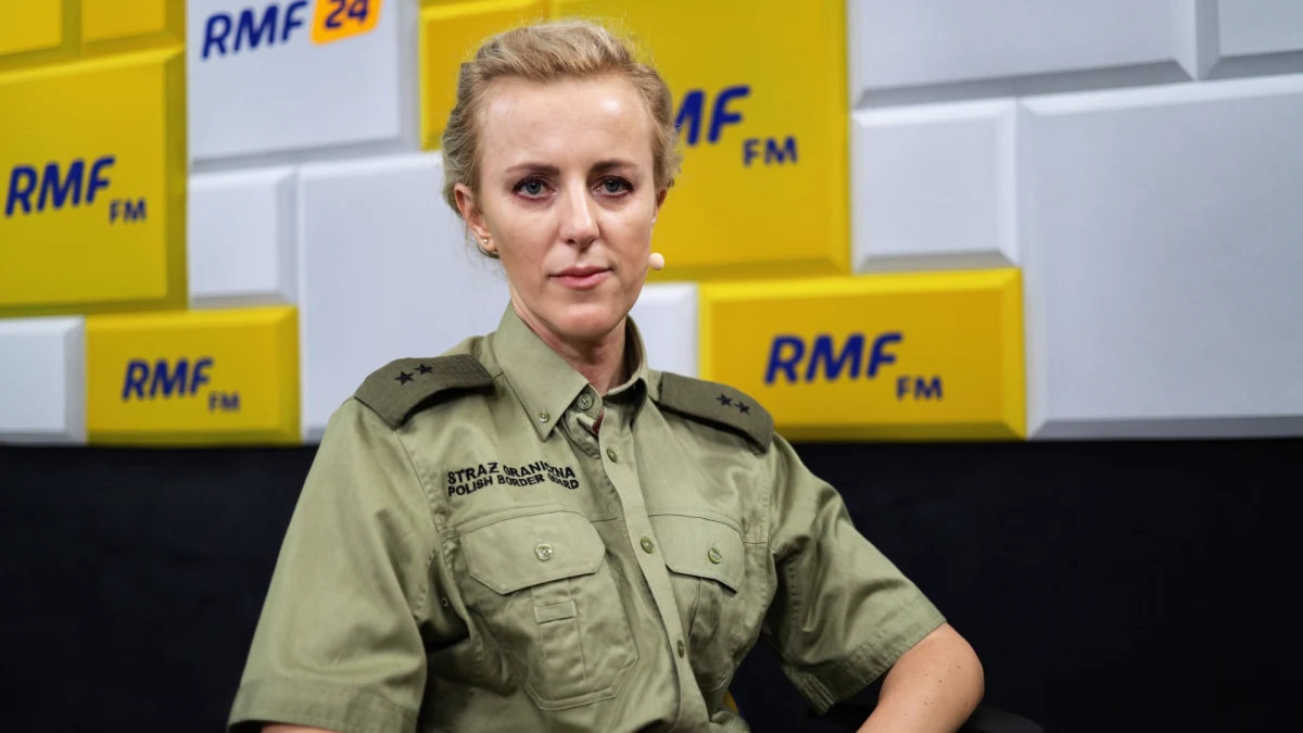 "Nie ma czegoś takiego, jak ‘ziemia niczyja’. Jest linia granicy – jest strona polska i strona białoruska. Jest pas drogi granicznej, ale pas jest albo strony polskiej, albo strony białoruskiej. Grupa osób, która koczuje od kilku dni w pobliży granicy, znajduje się po stronie białoruskiej" – tłumaczyła ppor. Anna Michalska w Rozmowie w samo południe w RMF FM. Jak dodała rzecznik Straży Granicznej, pogranicznicy przyjmują wnioski o objęcie ochroną międzynarodową na przejściach granicznych, a także na terenie całej Polski i od wszystkich, którzy takie wnioski chcieli złożyć, zostały one przyjęte. Jeżeli grupa, którą od kilku dni obserwujemy w Usnarzu Górnym, znalazłaby się przy przejściu granicznym – takie wnioski zostałyby przez funkcjonariuszy przyjęte – przekonuje rzecznik.