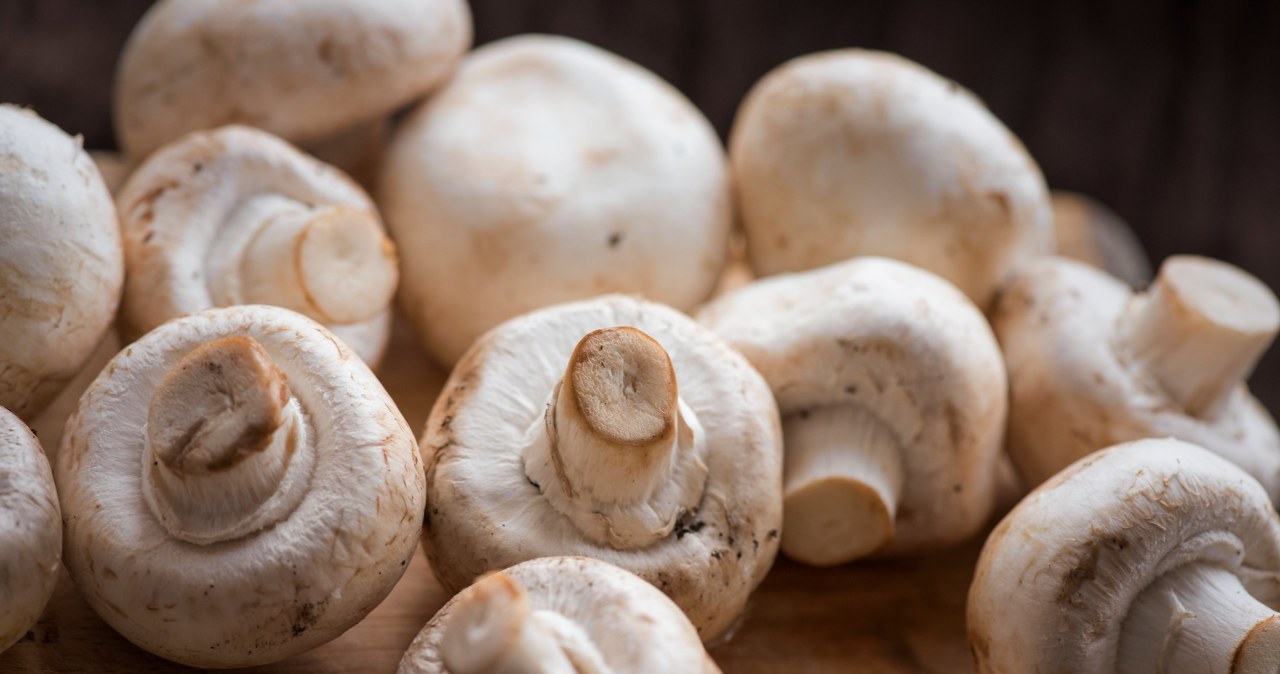 Robisz to z pieczarkami przed smażeniem? To dlatego kiepsko smakują