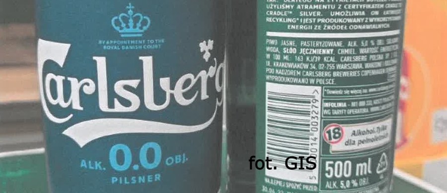 Wycofano niewłaściwie oznakowane piwo Carlsberg Pilsner Premium 500 ml. Błąd wykryto na linii produkcyjnej. Niektóre butelki miały zamienioną jedną z etykiet, na której sugerowano, że produkt zawiera alkohol.  