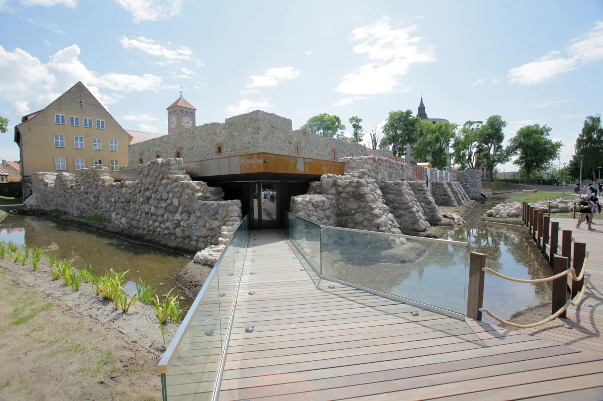 Policjanci ze Szczytna (woj. warmińsko-mazurskie) zatrzymali trzech mężczyzn, którzy zniszczyli kratę zabezpieczającą wejście do jednego z pomieszczeń ruin tamtejszego zamku i ukradli monety "na szczęście" zostawiane tam przez odwiedzających.