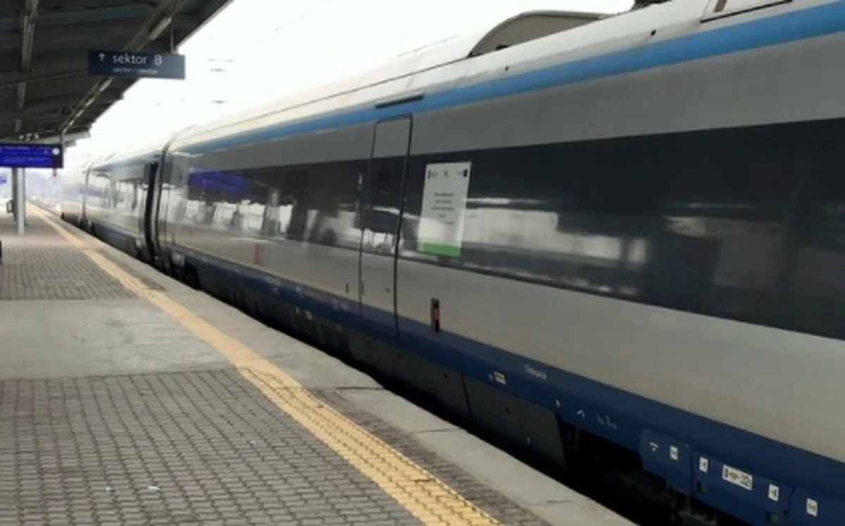 Pociąg pendolino przejechał nad mieszkanką Lęborka - kobieta spała między torami na podkładach kolejowych. Jest ranna, ale jej życiu nie zagraża niebezpieczeństwo. 49-latka prawdopodobnie była pijana i zasnęła na torach.