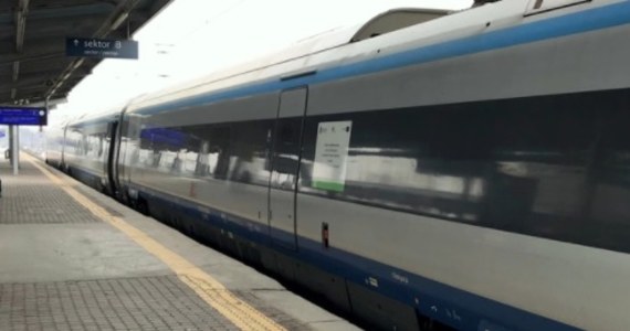 Pociąg pendolino przejechał nad mieszkanką Lęborka - kobieta spała między torami na podkładach kolejowych. Jest ranna, ale jej życiu nie zagraża niebezpieczeństwo. 49-latka prawdopodobnie była pijana i zasnęła na torach.