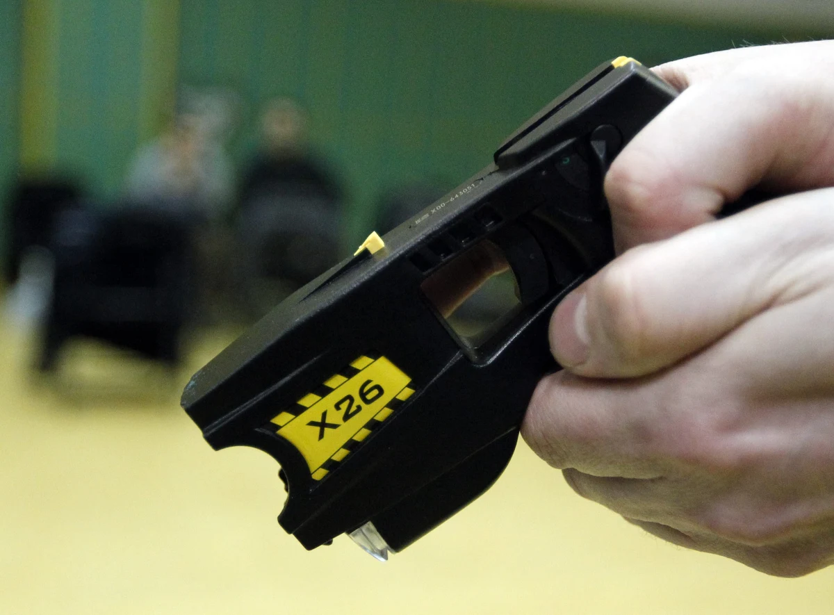 12-latek prawdopodobnie biegał za dziećmi trzymając w dłoni paralizator z latarką. Do zdarzenia doszło we wtorek około 21:00 na terenie dawnej fabryki mebli przy ul. Narutowicza w Pabianicach w woj. łódzkim.