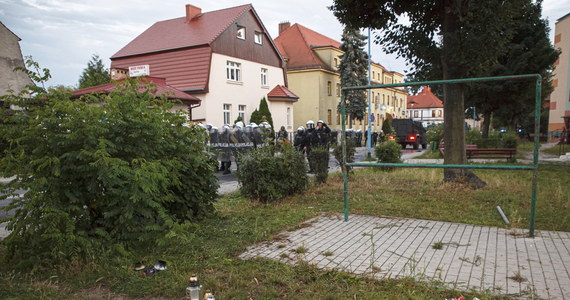 Zapisy rozmów służbowych pomiędzy policjantami oraz połączenia z pogotowiem – to kluczowe materiały zabezpieczone w śledztwie, dotyczącym śmierci 34-letniego mężczyzny z Lubina. Bartosz S. zginął po zatrzymaniu przez mundurowych. Łódzka Prokuratura Okręgowa zapoznała się materiałami, jakie dostała i właśnie opracowała szczegółowy plan dochodzenia.