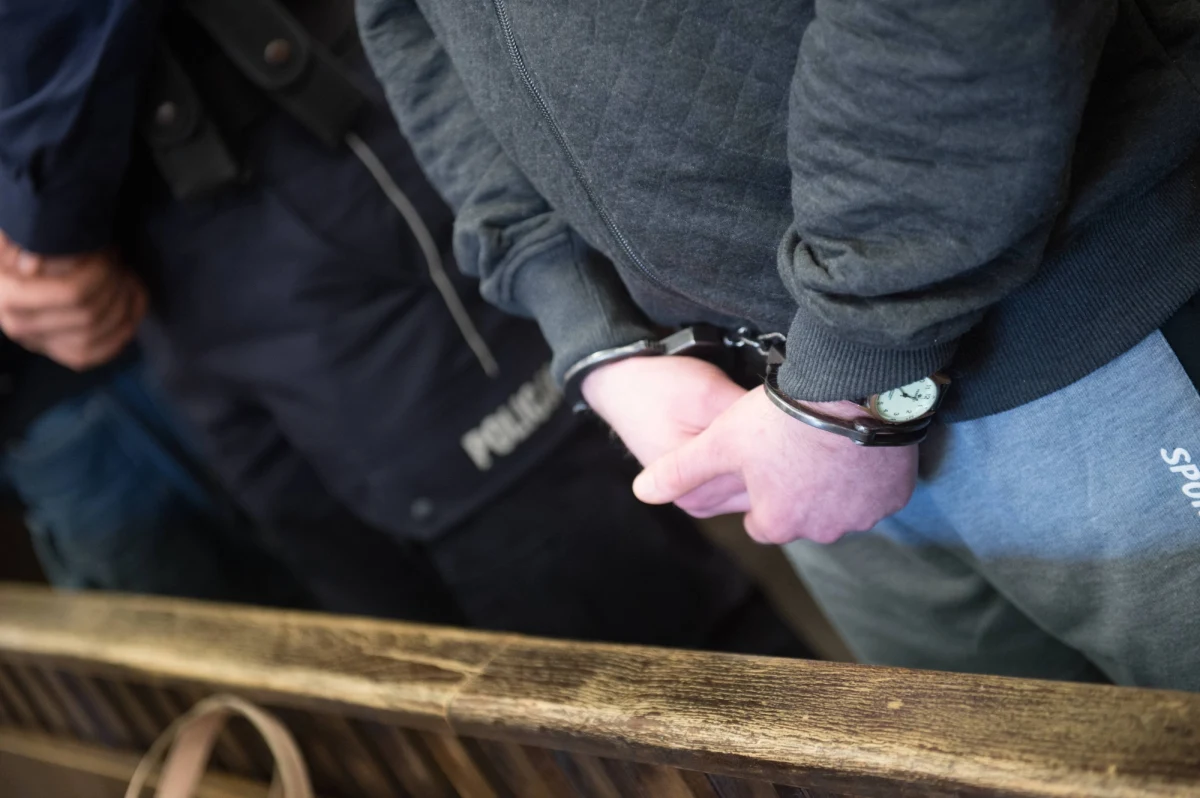 Jacek K., były policjant z komendy w Jaworznie, oskarżony o seksualne wykorzystywanie kilkuletniej dziewczynki, prezentowanie jej treści pornograficznych oraz kierowanie gróźb pod jej adresem usłyszał dziś wyrok. Sąd Okręgowy skazał go na 6 lat więzienia. 