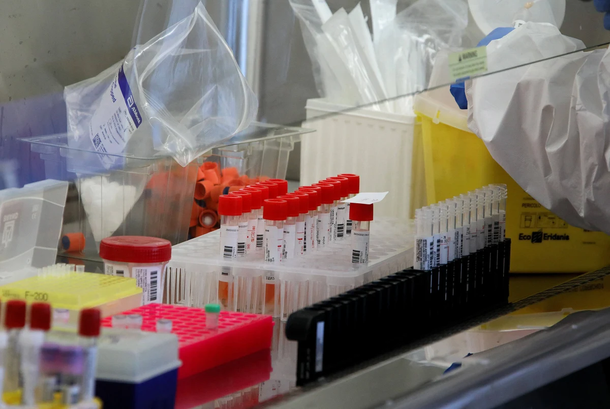 Brytyjski regulator leków MHRA dopuścił do użycia lek przeciw Covid-19, który do zwalczania koronawirusa wykorzystuje przeciwciała stworzone laboratoryjnie.