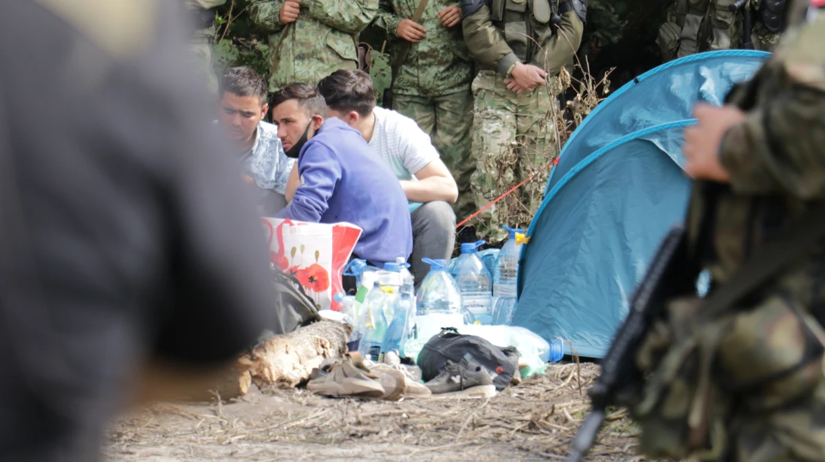 Piątek to kolejny dzień, w którym grupa osób koczuje po białoruskiej stronie przy granicy z Polską w pobliżu miejscowości Usnarz Górny. To uchodźcy z Afganistanu. Rozstawili już kilka namiotów, mają nowe maseczki. Wciąż pilnują ich funkcjonariusze dwóch państw - Białorusi i Polski. Reporterka RMF FM Magdalena Grajnert donosi, że wszyscy złożyli wnioski do polskich władz o objęcie ich ochroną międzynarodową.