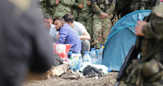 Piątek to kolejny dzień, w którym grupa osób koczuje po białoruskiej stronie przy granicy z Polską w pobliżu miejscowości Usnarz Górny. To uchodźcy z Afganistanu. Rozstawili już kilka namiotów, mają nowe maseczki. Wciąż pilnują ich funkcjonariusze dwóch państw - Białorusi i Polski. Reporterka RMF FM Magdalena Grajnert donosi, że wszyscy złożyli wnioski do polskich władz o objęcie ich ochroną międzynarodową.