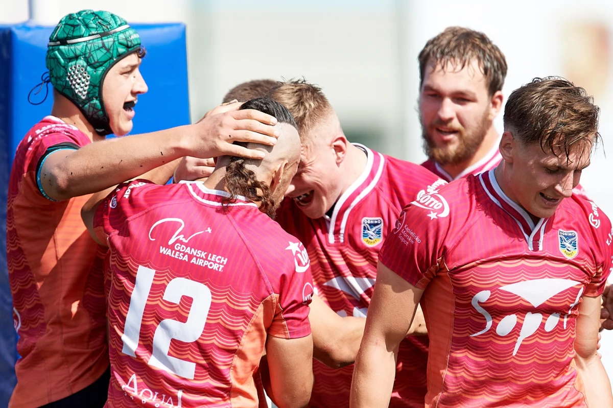 Dziesięć drużyn rozpocznie dziś rywalizację o mistrzostwo Polski w rugby. Tytułu będą bronić zawodnicy Ogniwa Sopot i zdaniem wielu są głównym kandydatem do złota. "Drużyna Ogniwa systematycznie i mądrze buduje swoją kadrę. Zakontraktowali kilku młodych zawodników. Wydaje się, że ta polityka transferowa powoduje, iż są głównym kandydatem do zwycięstwa. Poza Ogniwem stawiam nieskromnie na Skrę Warszawa" - mówi w rozmowie z RMF FM zawodnik Up Fitness Skry Maciej Matusewicz. 