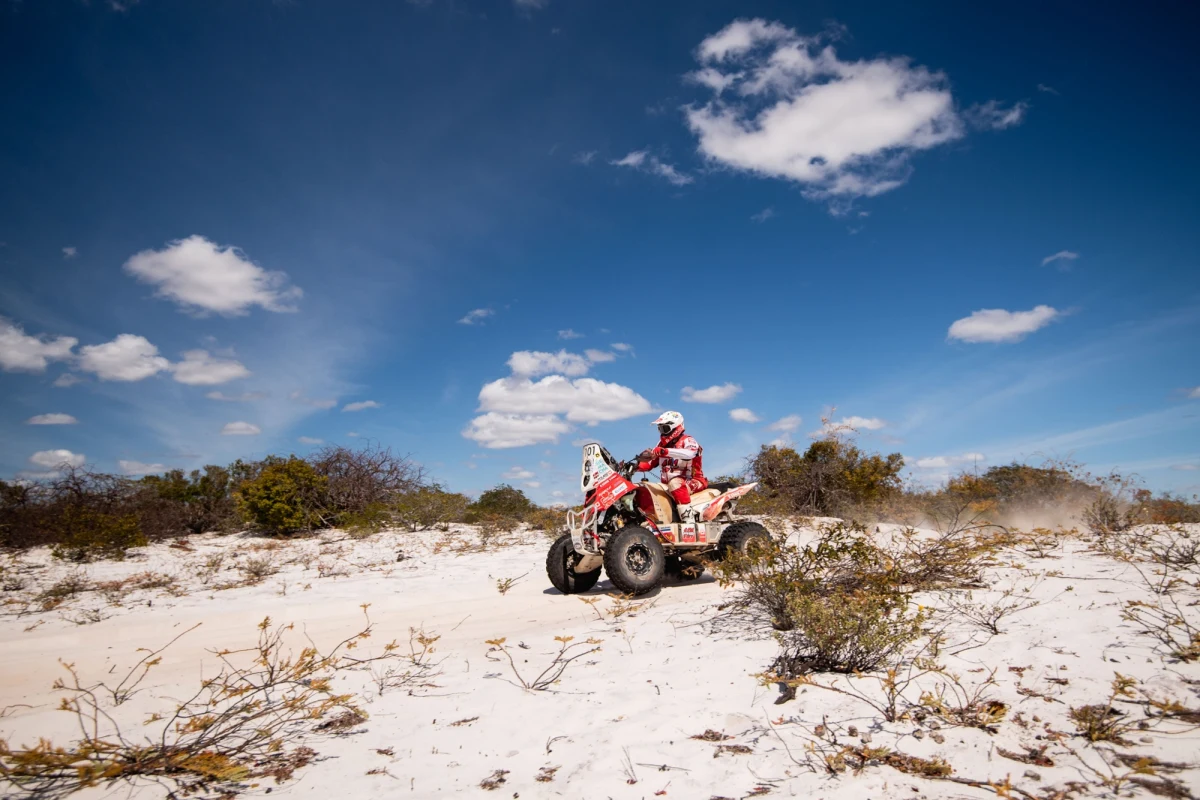 Kolejne trzy dni rajdu Sertoes w Brazylii nie zmieniły znacząco układu w klasyfikacji zmagań. Rafał Sonik utrzymuje stabilne tempo i unika przygód, zmierzając pewnie w stronę mety. Piąty dzień zmagań był etapem maratońskim, na którym nie można było korzystać z serwisu. Doświadczony Polak pokonał go bez większych problemów i jest coraz bliżej osiągnięcia celu. 