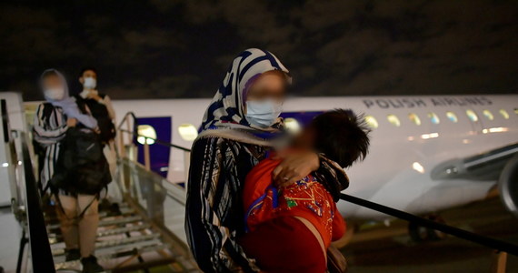 W trakcie trzech lotów, zorganizowanych przed polski rząd, z Kabulu do naszego kraju ewakuowano w sumie 127 Afgańczyków, wśród nich jest 41 dzieci. Są oni pod opieką szefa Urzędu do Spraw Cudzoziemców.