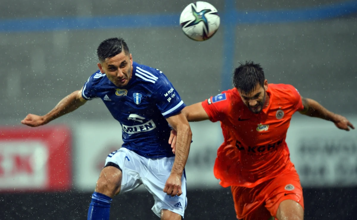 Wisła Płock rozgromiła 4:0 (2:0) Zagłębie Lubin w pierwszym meczu 5. kolejki piłkarskiej ekstraklasy. W drugim piątkowym meczu Radomiak Radom pokonał 1:0 (0:0) Wartę Poznań. 