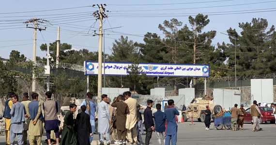 Mułła Abdul Ghani Baradar – jeden ze współtwórców ruchu talibów i przywódca jego politycznych struktur - przybył do Kabulu na rozmowy na temat utworzenia nowego rządu afgańskiego. "Będzie w Kabulu, aby spotkać się z przywódcami dżihadu i politykami w celu utworzenia inkluzywnego rządu" – powiedział agencji AFP wysoki rangą urzędnik talibski.