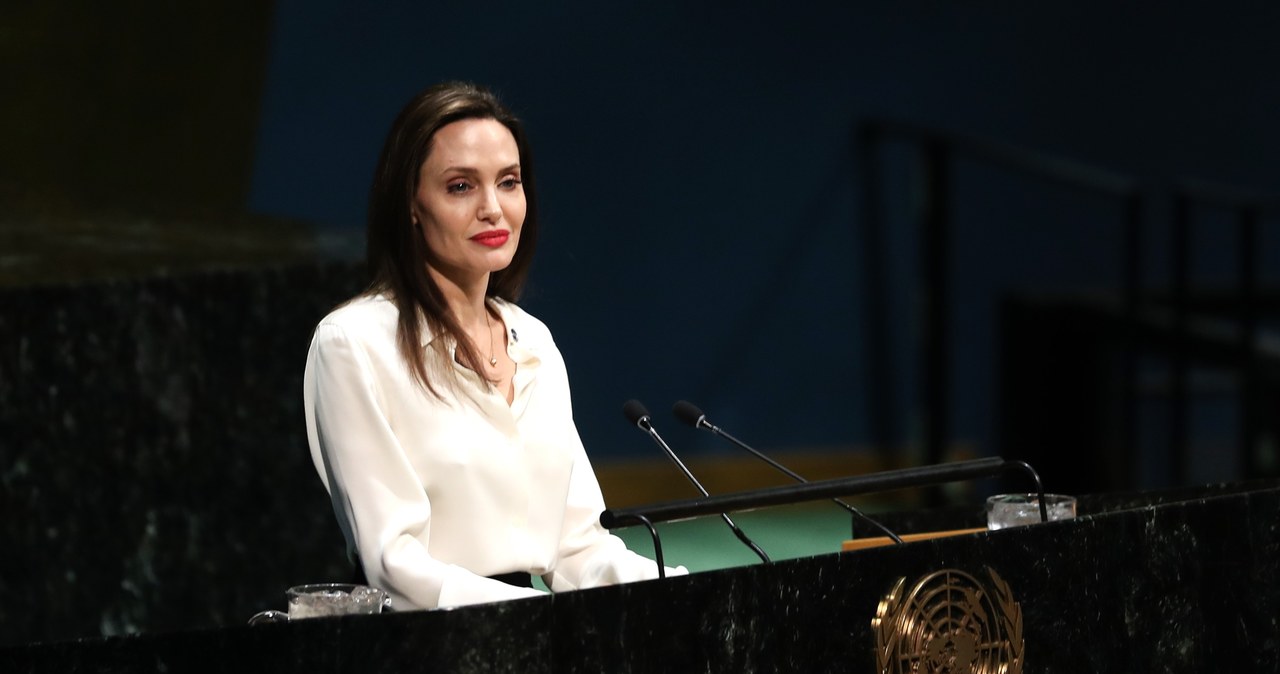 Angelina Jolie zadebiutowała na Instagramie. Pierwszy wpis amerykańska gwiazda poświęciła listowi, jaki otrzymała od afgańskiej nastolatki, w której dziewczyna opowiedziała o strachu związanym z przejęciem władzy w kraju przez talibów.   