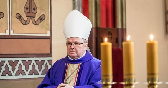 Arcybiskup senior archidiecezji wrocławskiej Marian Gołębiewski został ukarany przez Watykan za zaniedbania dotyczące przypadków wykorzystania seksualnego nieletnich przez podległych mu księży. Decyzję w tej sprawie przekazała archidiecezja wrocławska. 